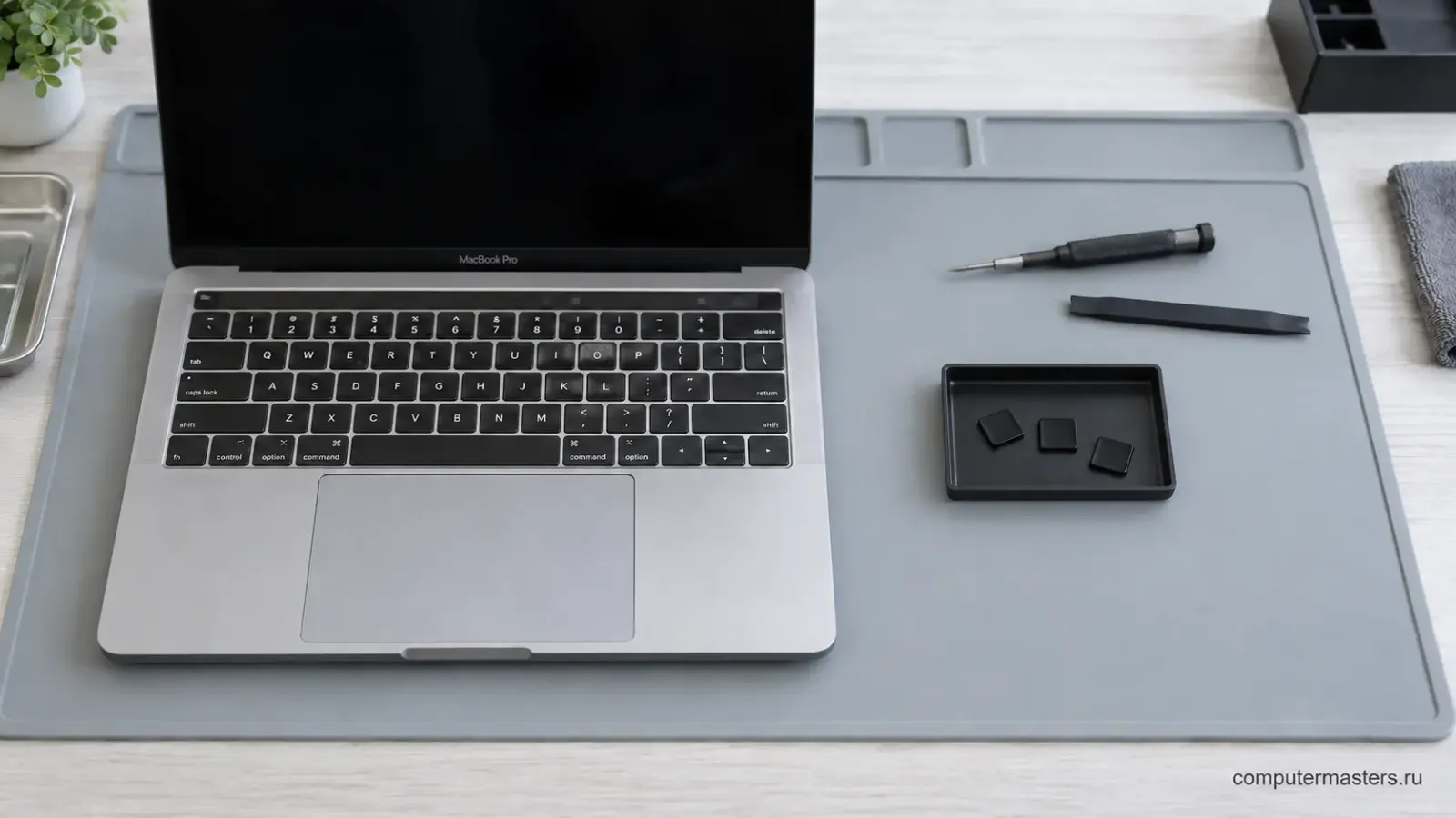 Клавиатура MacBook крупным планом, на соседнем лотке лежат три колпачка клавиш